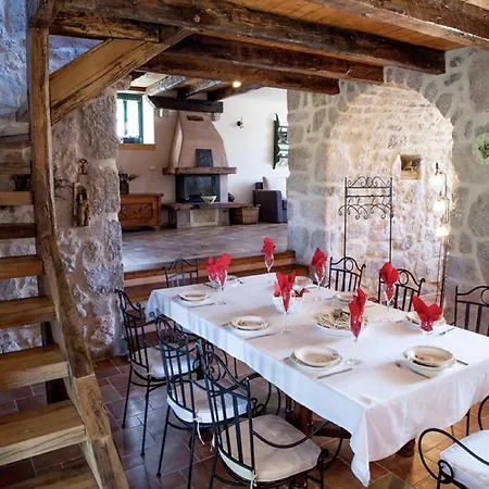 On Krk With Pool And Outdoor Kitchen Vilă