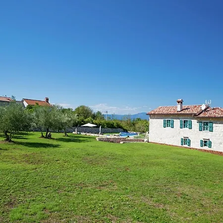 On Krk With Pool And Outdoor Kitchen Vilă *