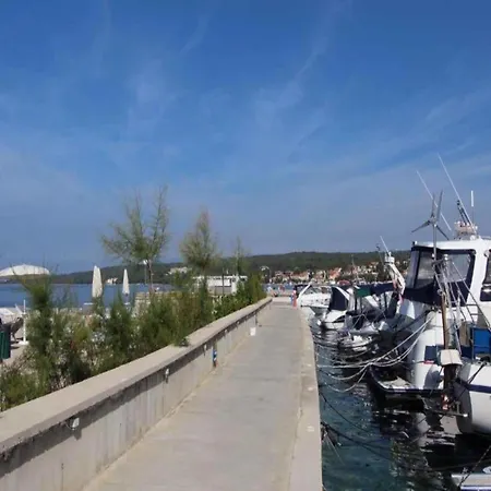 Upscale On An Exclusive Island * Strilcici